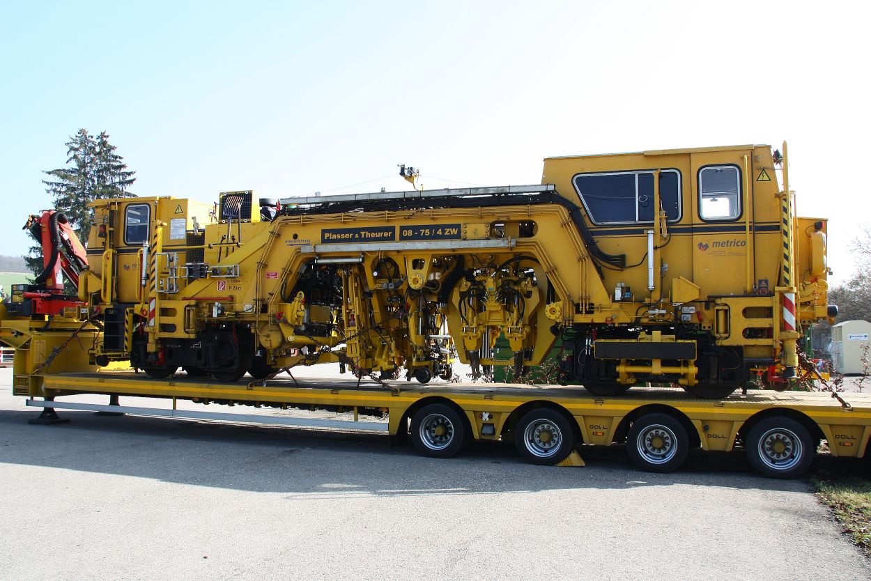 Stopfmaschine auf Tieflader (Gr&ouml;&szlig;e ca. 200 kb)