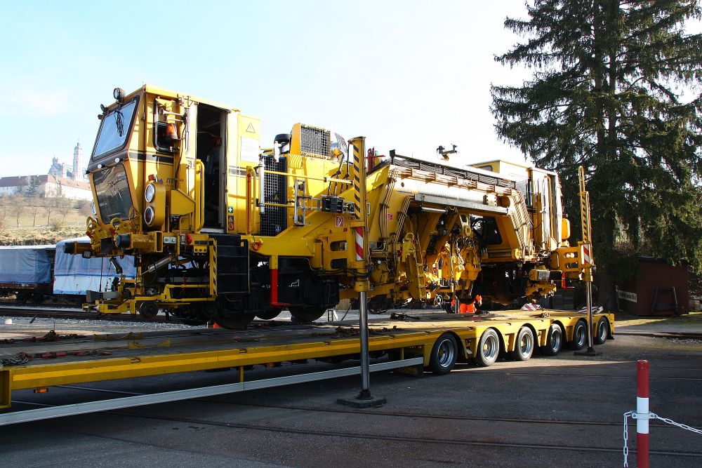 Stopfmaschine auf Tieflader (Gr&ouml;&szlig;e ca. 160 kb)