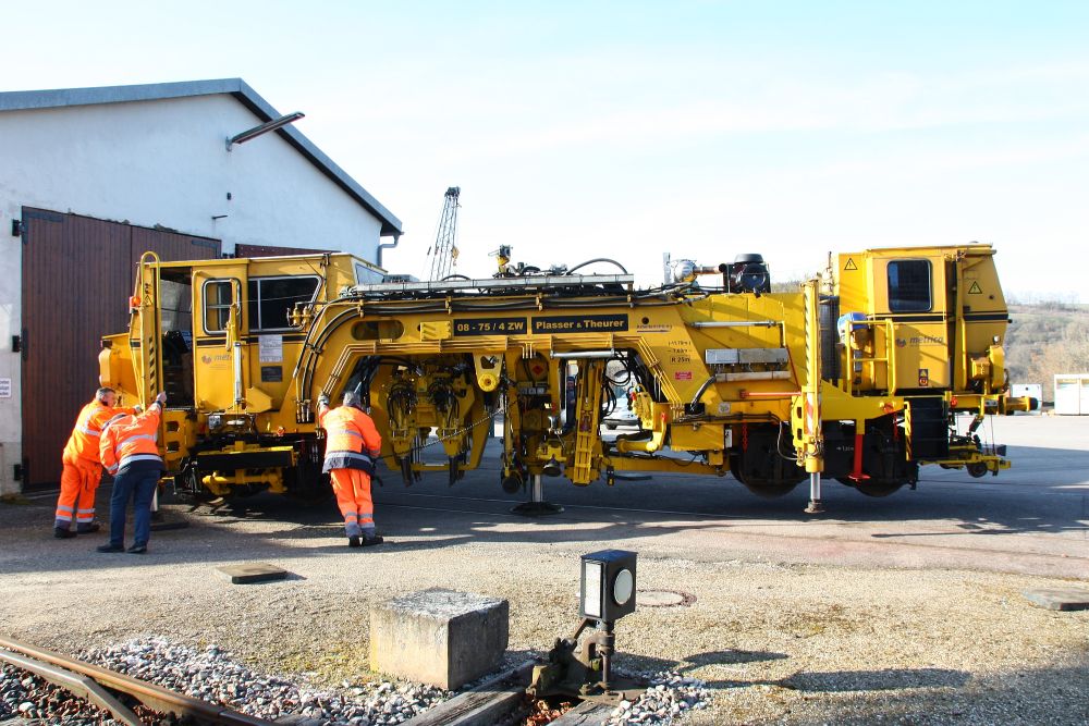 Stopfmaschine auf Tieflader (Gr&ouml;&szlig;e ca. 149 kb)