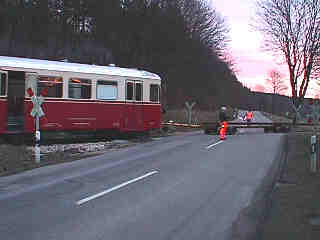 Der Bahn&uuml;bergang von der Strasse gesehen (8 Kb)