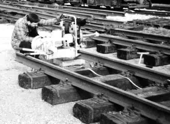 Der Autor dieser Seiten an der Schienens&auml;ge (22Kb)