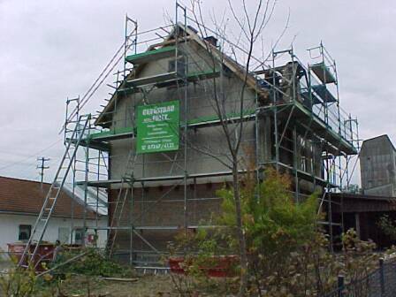 Das einger&uuml;stete Bahnhofsgeb&auml;ude (Gr&ouml;&szlig;e ca. 28 kB)