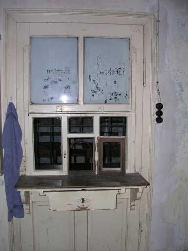 Fahrkartenschalter im Dienstraum (Grouml;&szlib;e ca. 16 Kb)