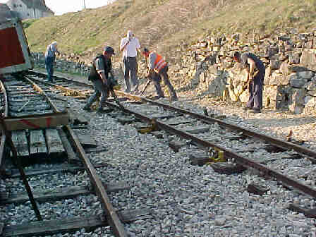 Stopfen des Gleises (26,5 Kb)