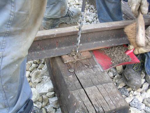 Bohren der Schraubenl�cher (Gr&ouml;&szlig;e ca. 38 Kb)