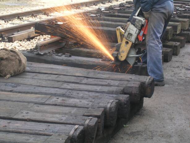 Trennen der Schienenenden (Gr&ouml;&szlig;e ca 44 kb)