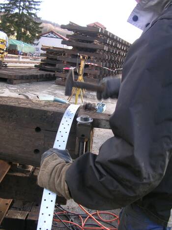 Das Band wird um die Schwelle gebogen(Gr&ouml;&szlig;e ca 26 kb)