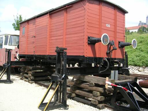 der Wagen auf den B&ouml;cken (Gr&ouml;&szlig;e ca. 39 kb)