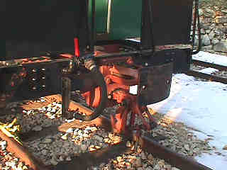 Detailaufnahme der neuen Zug- und Stossvorrichtungen am HMB 1 (Gr&ouml;&szlig;e 11 Kb)