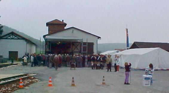 Festg&auml;ste und Zuschauer (Gr&ouml;&szlig;e ca. 24Kb)