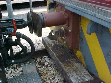 Zug und Stossvorrichtung angebaut (Gr&ouml;&szlig;e ca. 27 kb)