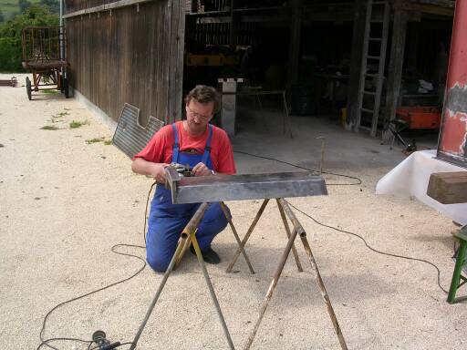 Schleifen eines Hitzeschutzblechs (Gr&ouml;&szlig;e ca. 34 kb)