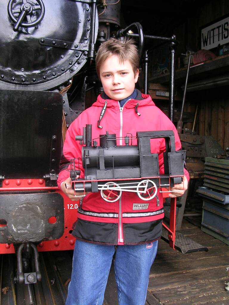 Junger Mann mit Lokmodell (Gr&ouml;&szlig;e ca. 118 Kb)