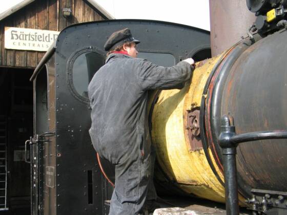 der Kessel wird entkleidet (Größe 41 Kb)