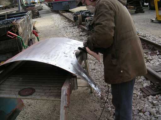 Die Kesselverkleidung wird geschliffen (Gr&ouml;&szlig;e 61 Kb)