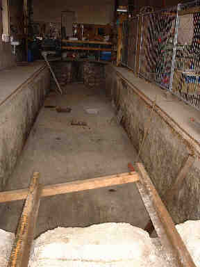 Grube im Lokschuppen (11 Kb)