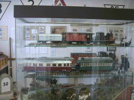 Vitrine mit Modellen und Dioramen (Gr&ouml;&szlig;e ca. 34 Kb)