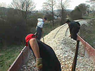 Abladen des Schotters von Hand (11Kb)