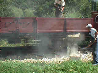 Schottern durch die Bodenklappe (10Kb)