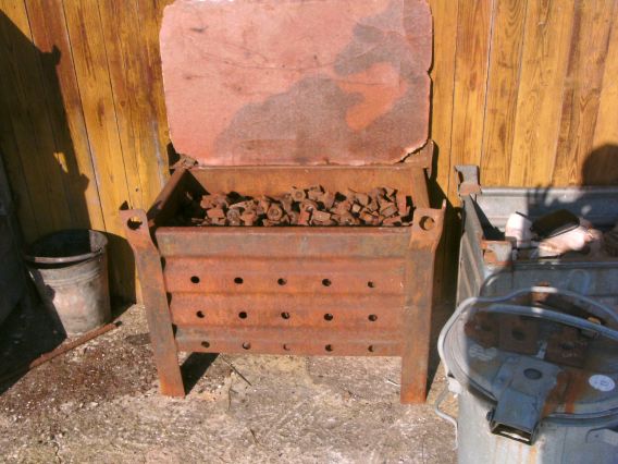 Eine Box fertig aufgearbeitete Hakenschraube (Gr&ouml;&szlig;e ca. 101 kb)