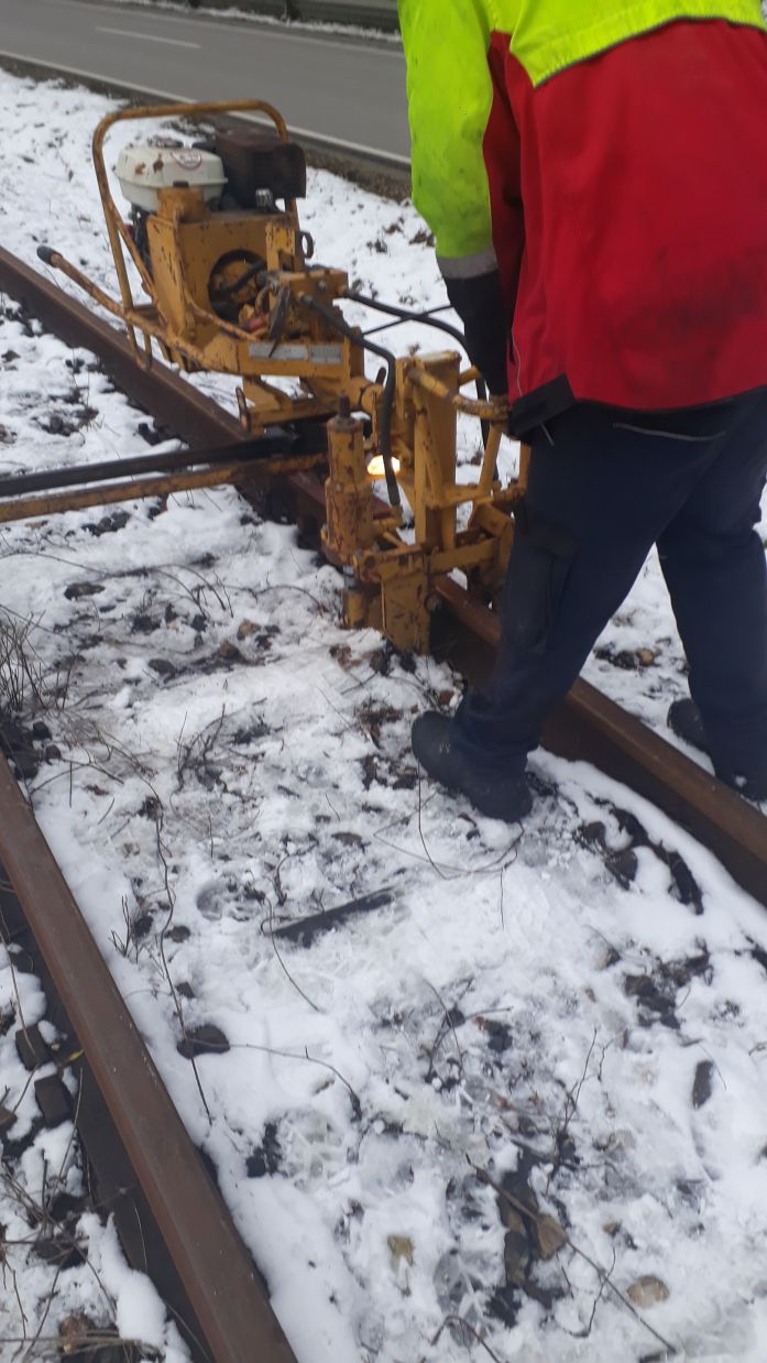 Die Hakenschraubenausdr&uuml;ckmaschine in Aktion (Gr&ouml;&szlig; 130 kb)