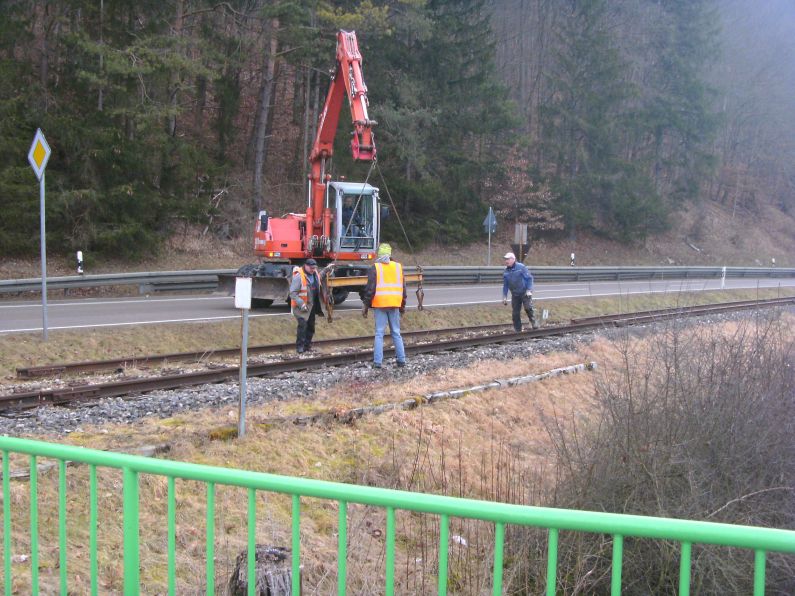 Ausbauen der Schienen (Gr&ouml;&szlig; 106 kb)