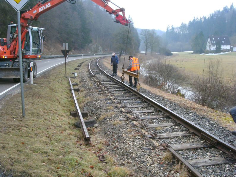 Ablegen der Schienen neben dem Bahndamm (Gr&ouml;&szlig; 114 kb)