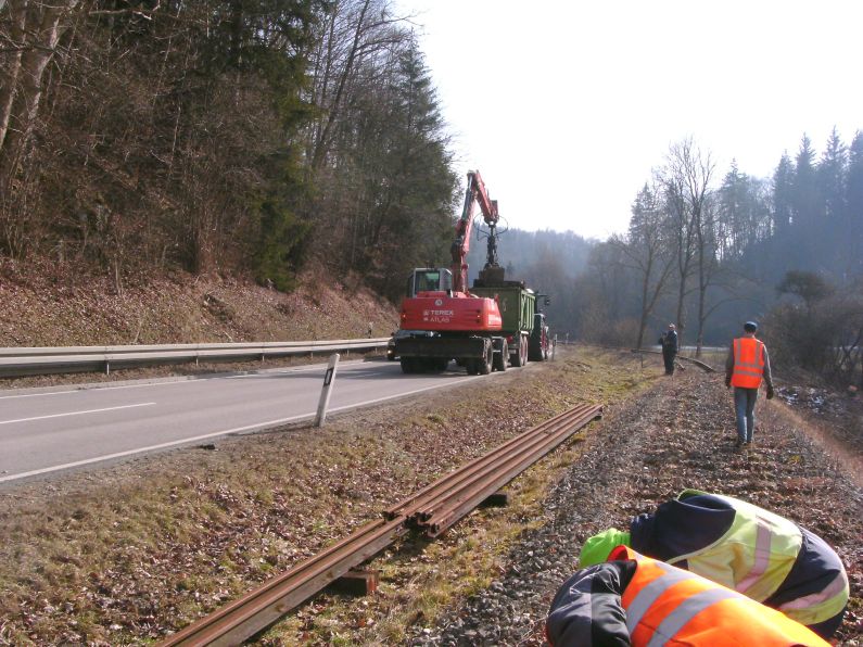 Verladen der alten Schwellen (Gr&ouml;&szlig; 115 kb)