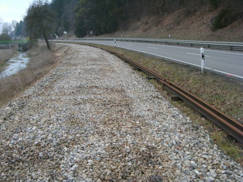 Abziehen des Bahndamms (Gr&ouml;&szlig; 130 kb)