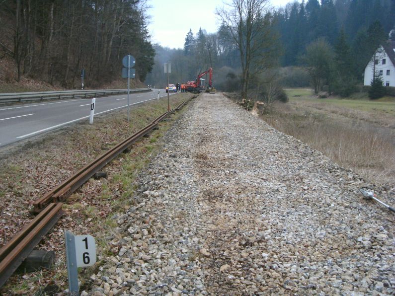 Verdichtete Dammkrone (Gr&ouml;&szlig; 123 kb)