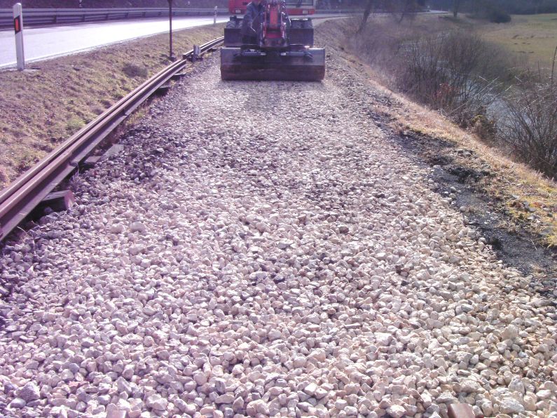 neuen Schotter planieren (Gr&ouml;&szlig; 161 kb)