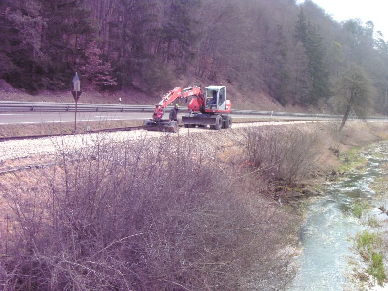 neuen Schotter planieren (Gr&ouml;&szlig; 106 kb)