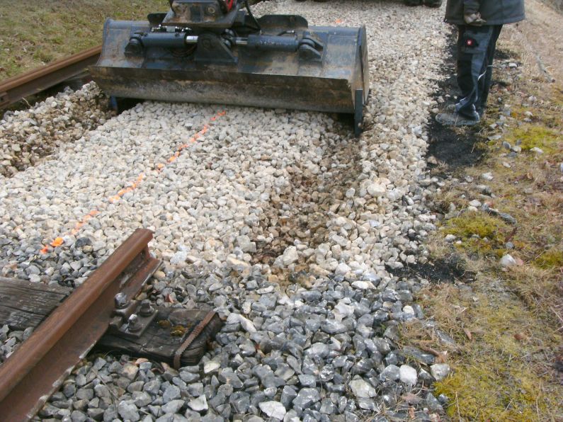 Gr&auml;ben f&uuml;r die Schwellenkappen ziehen (Gr&ouml;&szlig; 136 kb)