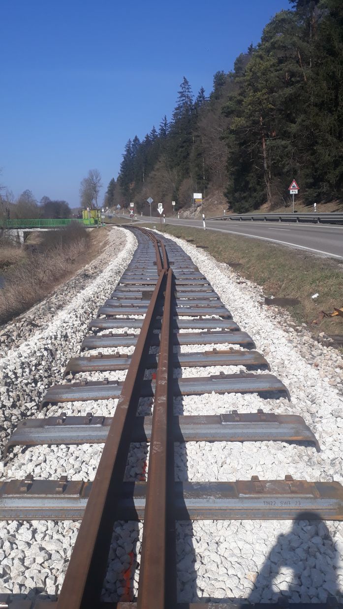 die Schienen liegen wieder auf dem Bahndamm (Gr&ouml;&szlig; 177 kb)