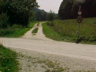 B&uuml; Hochstatter hof und Strecke nach Iggenhausen aufgenommen vom Gleisende (Gr&ouml;&szlig;e ca. 14kB)