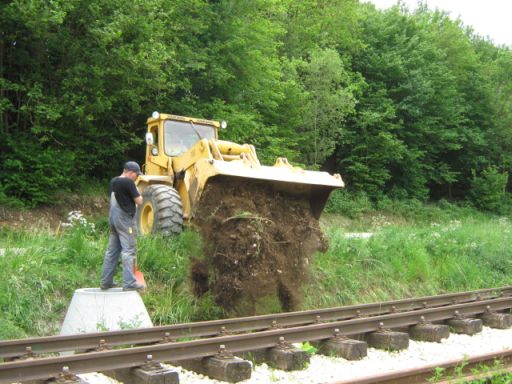 Einf�llen von Erdmaterial (Gr&ouml;&szlig;e ca. 51kB)