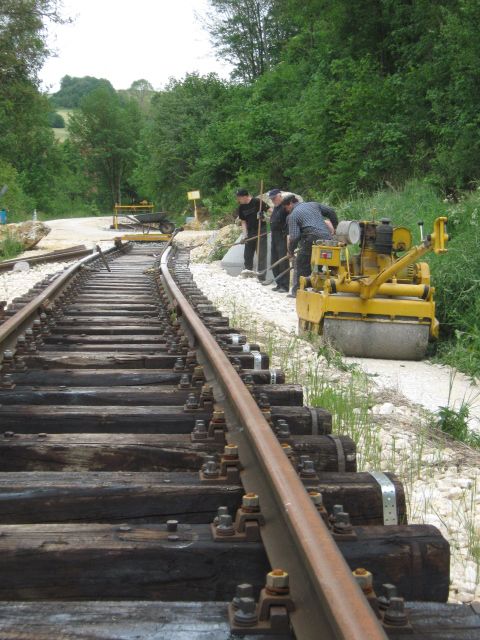 Gleis verschieben und Schotter verteilen (Gr&ouml;&szlig;e ca. 71kB)