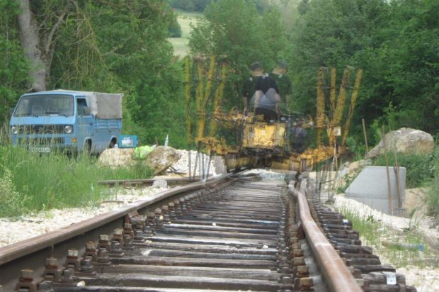 Gleisr&uuml;ckemaschine in Aktion (Gr&ouml;&szlig;e ca. 57kB)