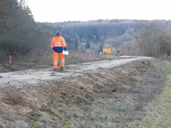 Der Bahndamm (Gr&ouml;&szlig;e ca. 48kB)