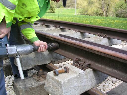 Anschrauben der Rillenbeischiene (Gr&ouml;&szlig;e ca. 38kB)