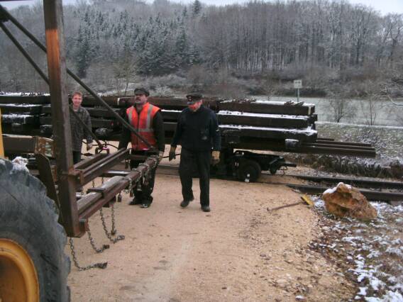 Am B&Uuml; 3 wird der Schwellenrahmen montiert (Gr&ouml;&szlig;e ca. 43 kB)