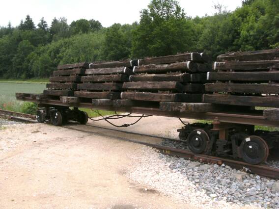 Beladener Schwellentransportwagen am B&Uuml; 3  (Gr&ouml;&szlig;e ca. 40 kB)