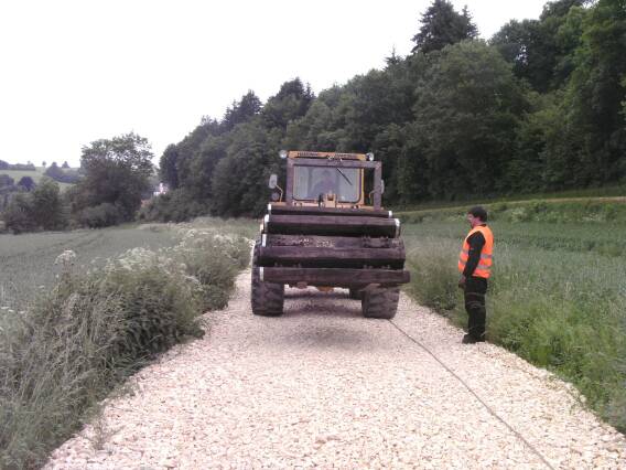 Eine Fuhre Schwellen kommt an (Gr&ouml;&szlig;e ca. 40 kB)