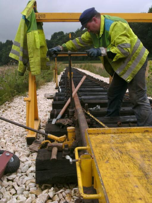 Verschrauben der Schienen am Sto&szlig; (Gr&ouml;&szlig;e ca. 57 kB)