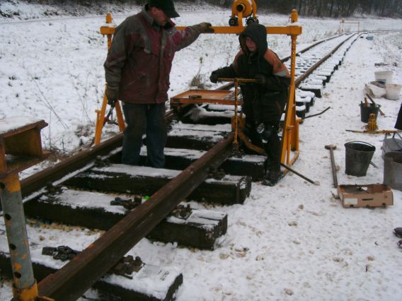 Schrauben anziehen in Handarbeit  (Gr&ouml;&szlig;e ca. 53 kB)