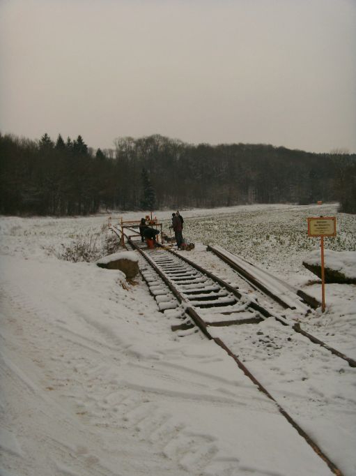 Die Strecke zwischen den Bahn&uuml;berg&auml;ngen  (Gr&ouml;&szlig;e ca. 41 kB)