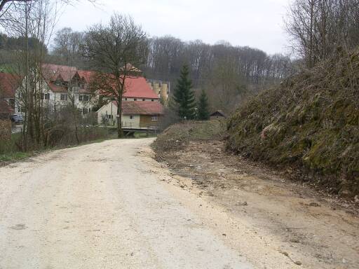 Weg und Bahntrasse trennen sich (Gr&ouml;&szlig;e ca. 35 kB)