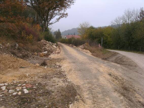 Iggenhausen, der Haltepunkt, Blickrichtung Neresheim (Gr&ouml;&szlig;e ca. 40 kB)