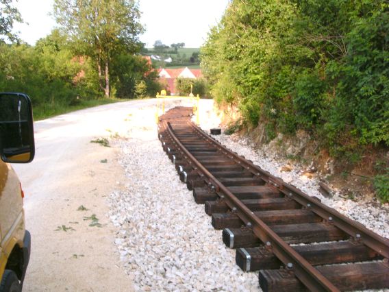  Der SChienestrang w&auml;chst um die Felsnase herum (Gr&ouml;&szlig;e ca. 59 kB)