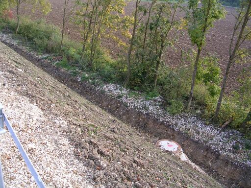 Bahntrasse neben der neuen Strasse (Gr&ouml;&szlig;e ca. 75 kB)